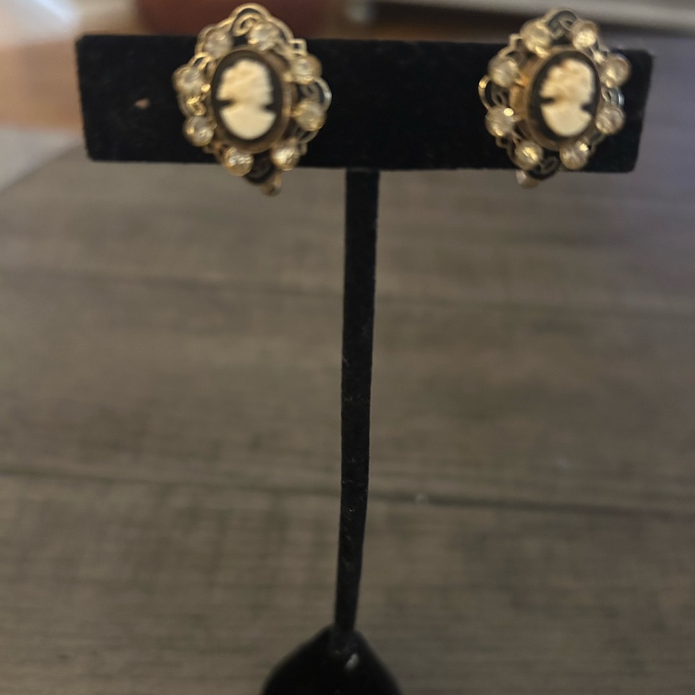 Vintage Elegant Black And Gold Cameo Earrings